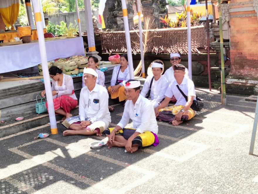  Kegiatan Sembahyang di Pura Dalem Padangaling